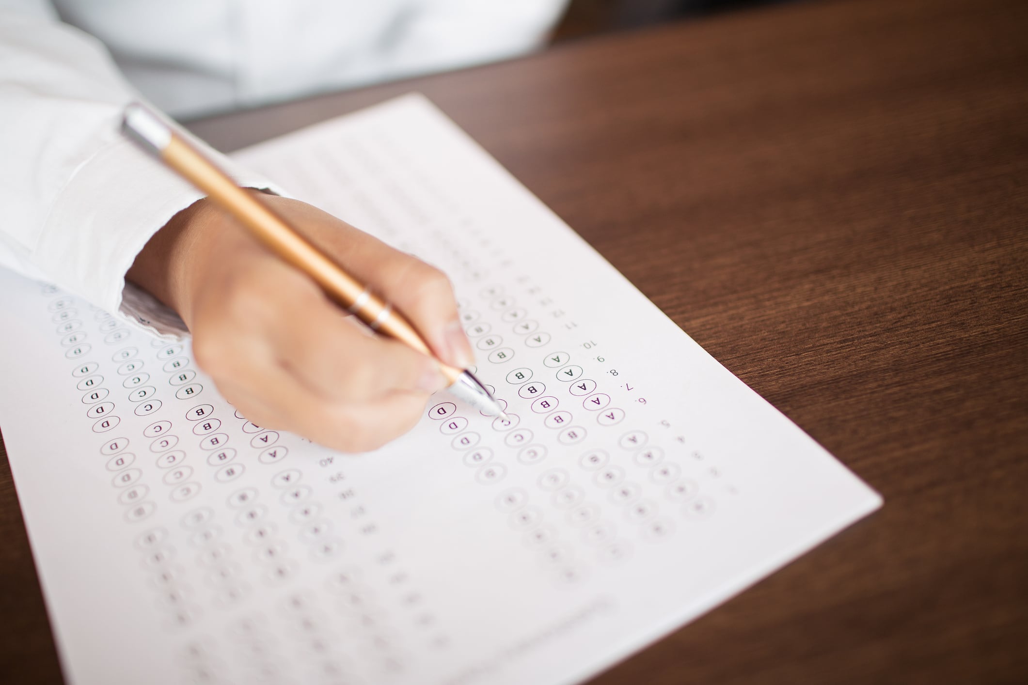 Persona realizando examen, foto vía Getty Images