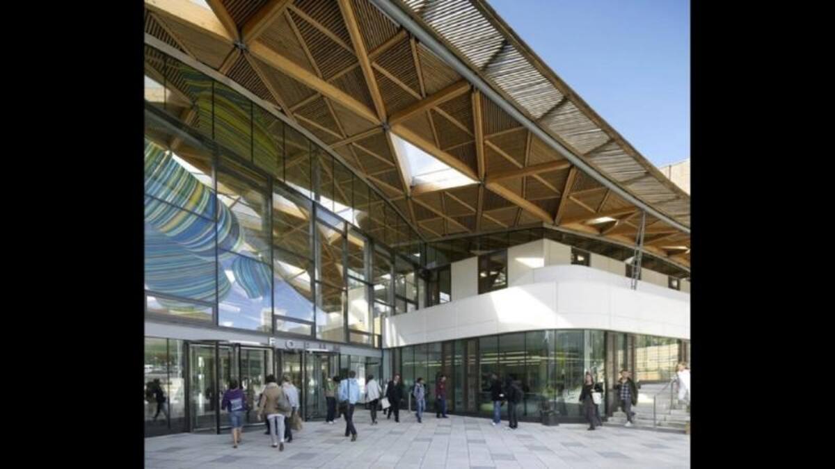 El proyecto para el foro de la Universidad de Exeter fue diseñado por el estudio Wilkinson Eyre Architects de Londres. Ganador de la categoría de Educación Superior e Investigación, la orientación y disposición del foro y sus espacios ajardinados adyacentes responden a los contornos de un entorno de montaña