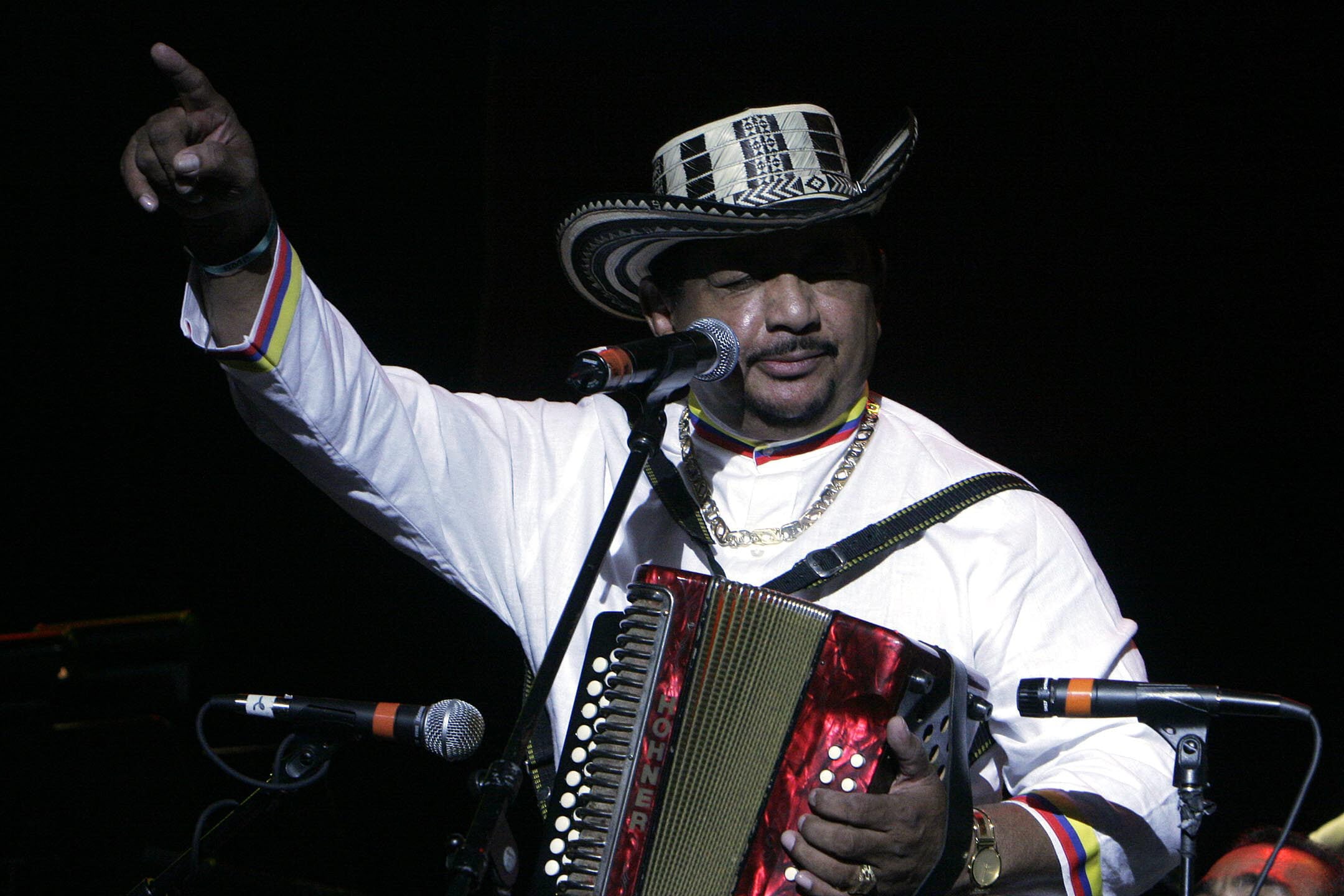 NUE17. NUEVA YORK (ESTADOS UNIDOS), 23/12/2023.- Fotografía de archivo fechada el 15 de julio de 2006 que muestra al músico Lisandro Meza , durante su actuación en el concierto "100% Colombiano", para celebrar la Independecia Colombiana, realizado en el Madison Square Garden de Nueva York (EE.UU.). El cantante, acordeonista y compositor colombiano Lisandro Meza, conocido internacionalmente por canciones como "Estás pillao", "Las tapas", o "Baracunátana", falleció este sábado, informaron fuentes médicas. EFE/Miguel Rajmil /ARCHIVO