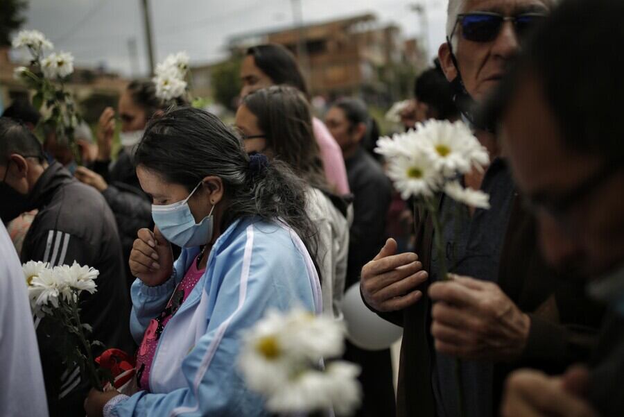 “Él luchaba por su vida”: mamá del niño que murió en atentado contra CAI en Bogotá