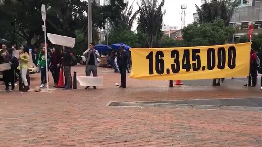 Manifestaciones frente a la Universidad de Los Andes por altos costos en la matrícula. Foto: La Wcon Julio Sánchez Cristo