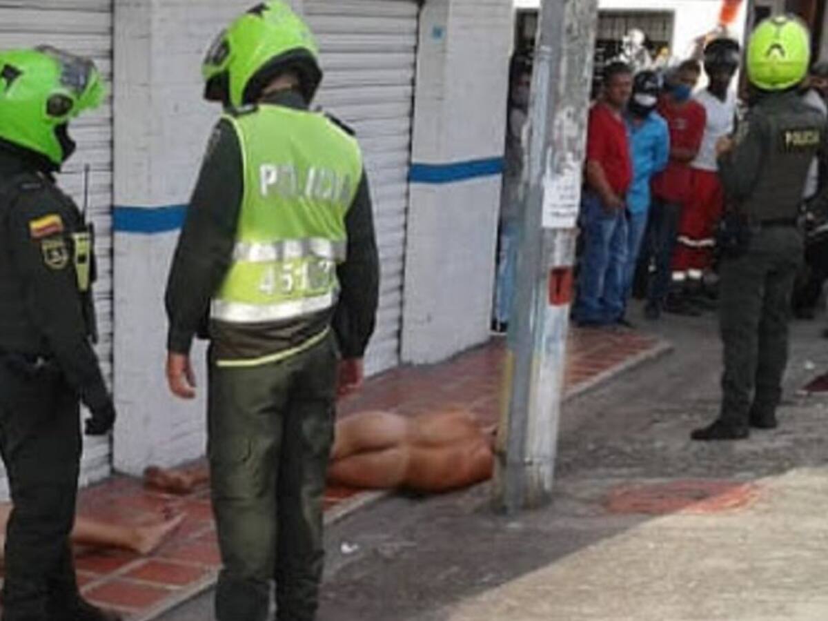 Comunidad desnuda y golpea a dos presuntos ladrones en Palmira