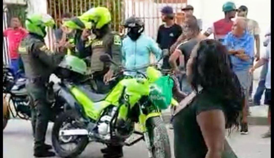 El conductor de una camioneta fue interceptado por sicarios en moto