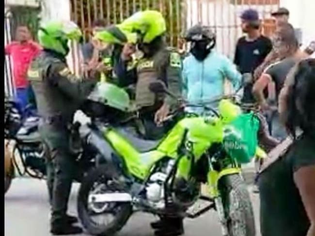 El conductor de una camioneta fue interceptado por sicarios en moto