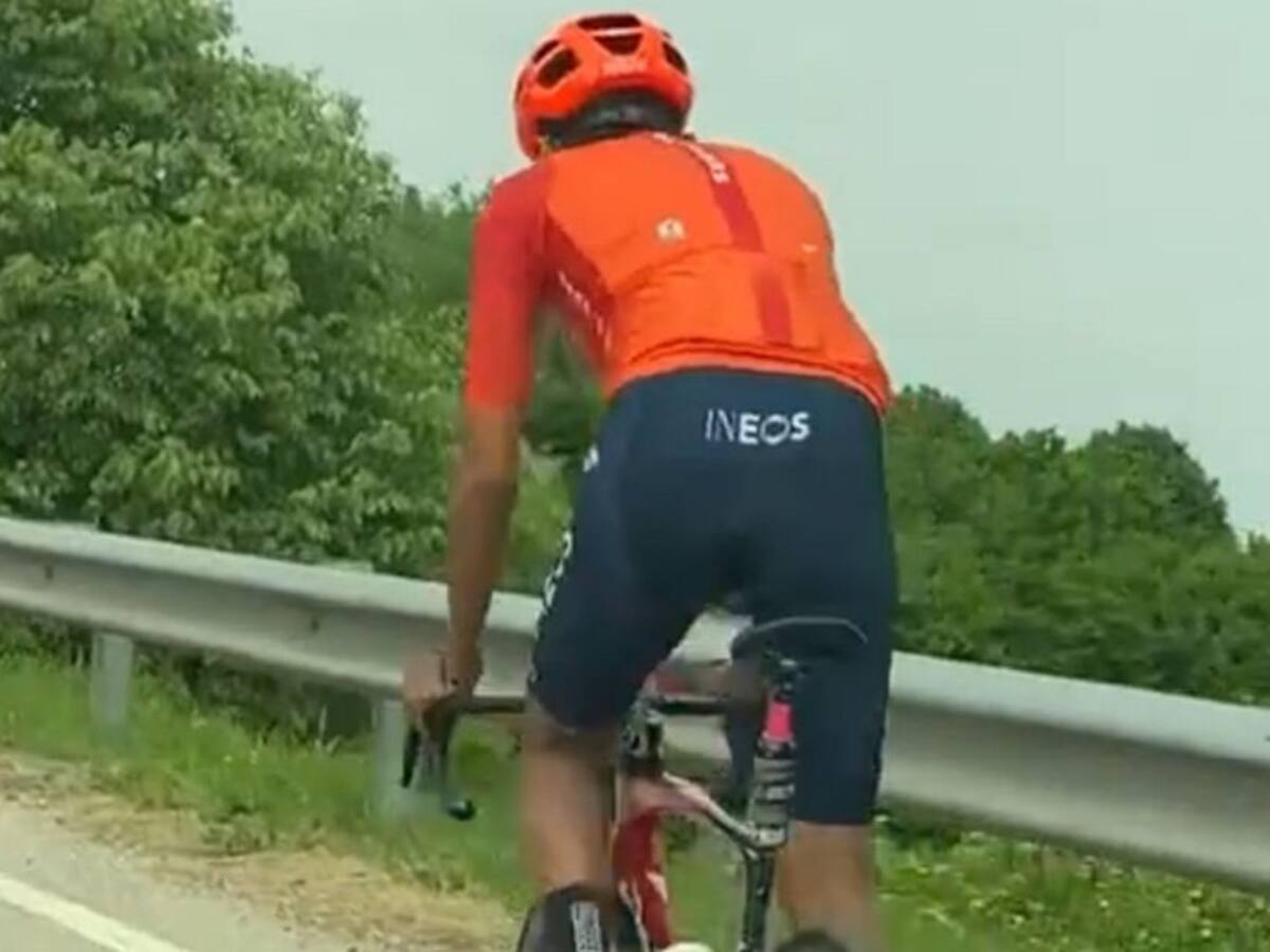 Egan Bernal se vuelve a parar en pedales