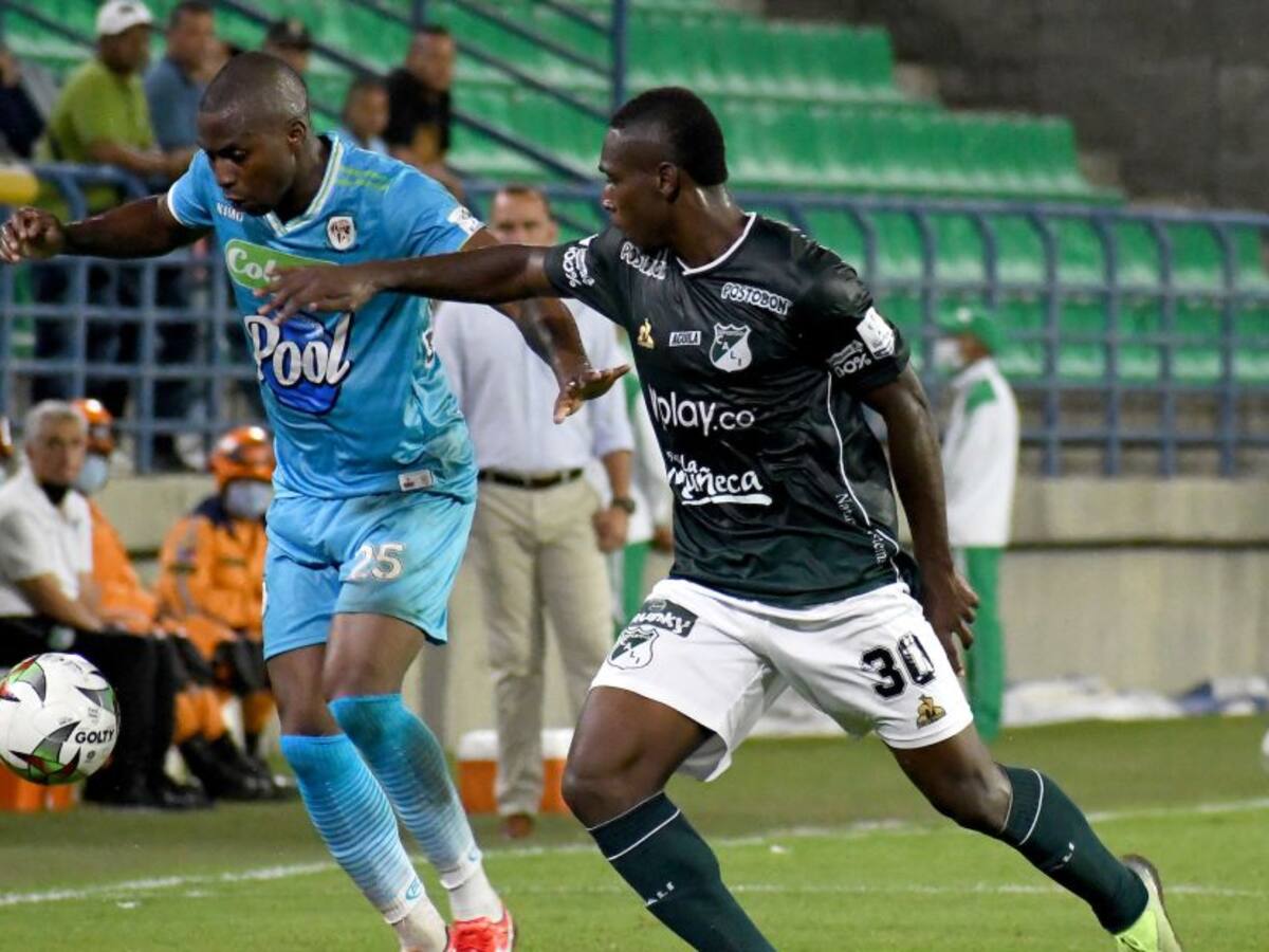 El campeón inició con derrota la defensa del título y 'Teo' fue expulsado