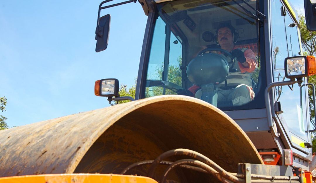 Máquinas amarillas en las vías