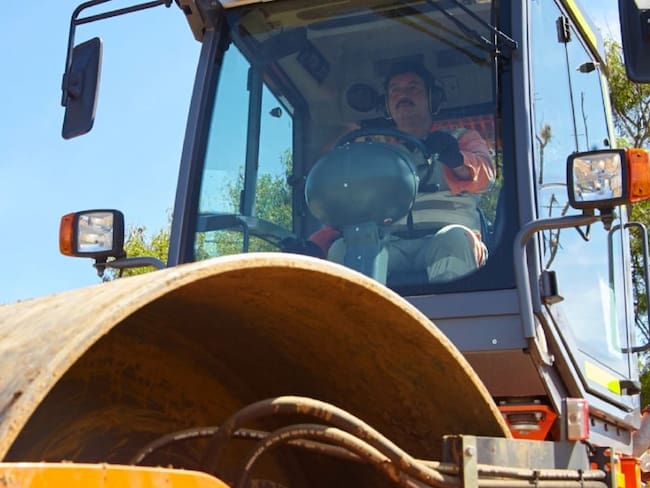 Máquinas amarillas en las vías