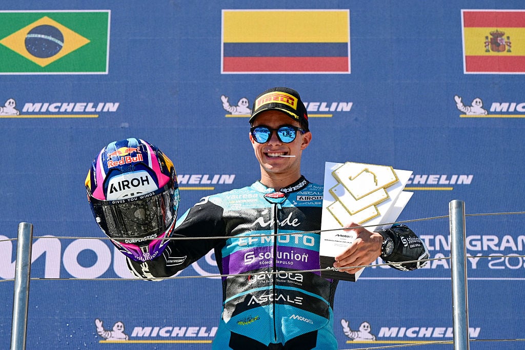 David Alonso celebra el trofeo del GP de Hungría / Getty Images