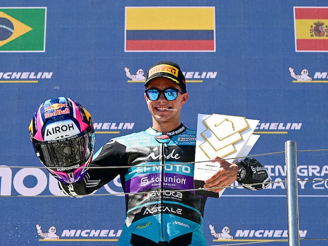 David Alonso celebra el trofeo del GP de Hungría / Getty Images