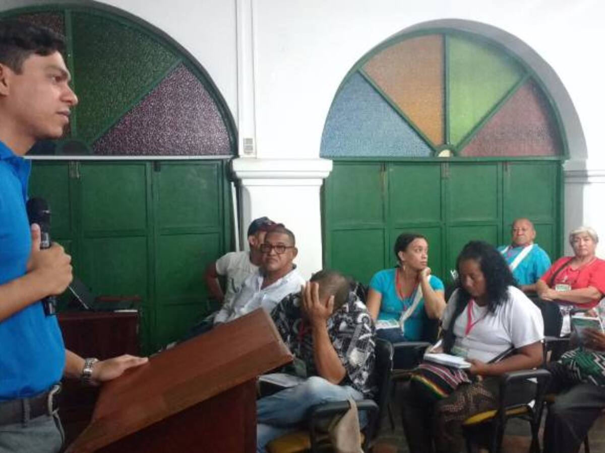 Alcaldía capacita a vendedores informales en nuevo Código de Policía