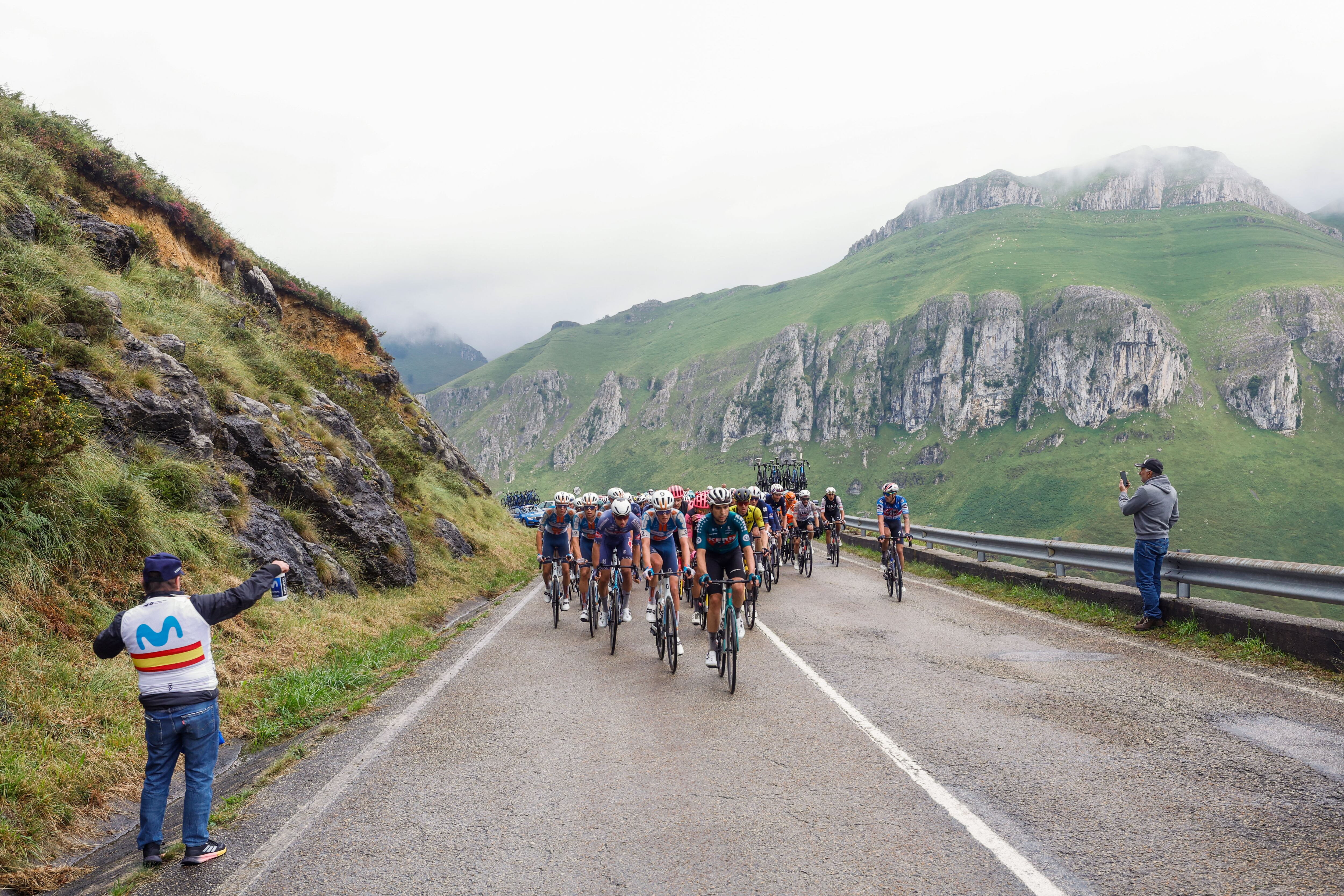El pelotón ciclista durante la 17ª etapa de La Vuelta a España - EFE/ Javier Lizón