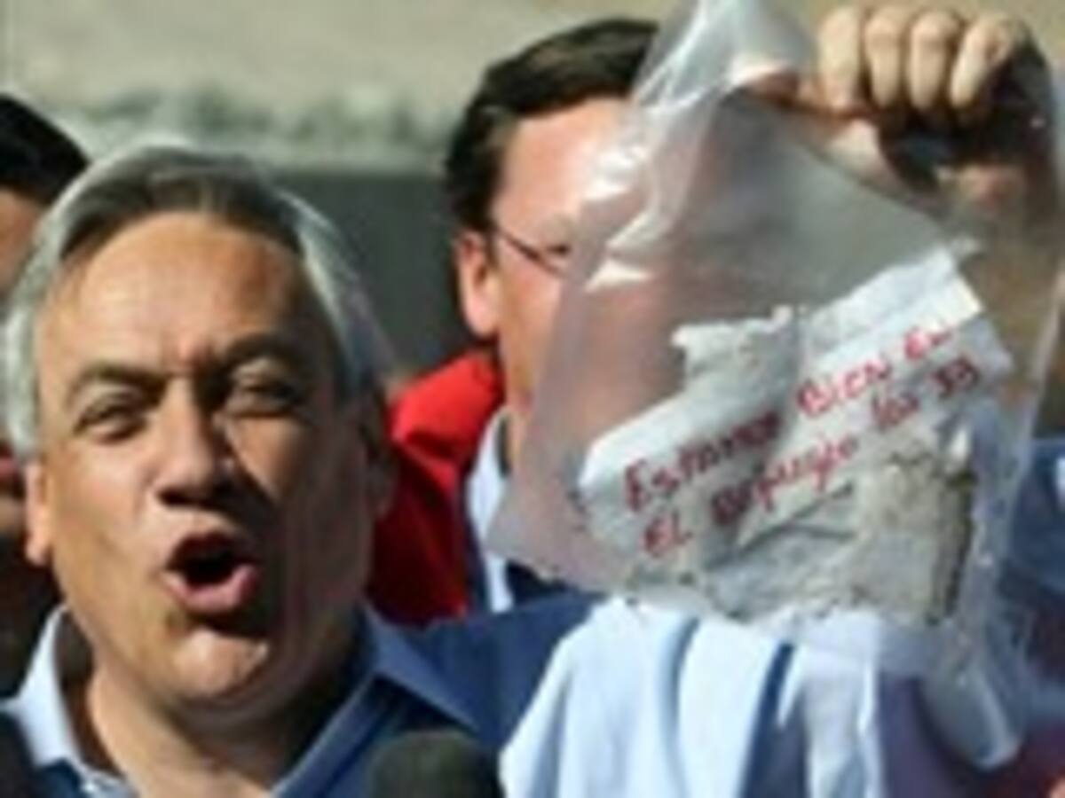 Primer contacto telefónico con los 33 mineros chilenos atrapados