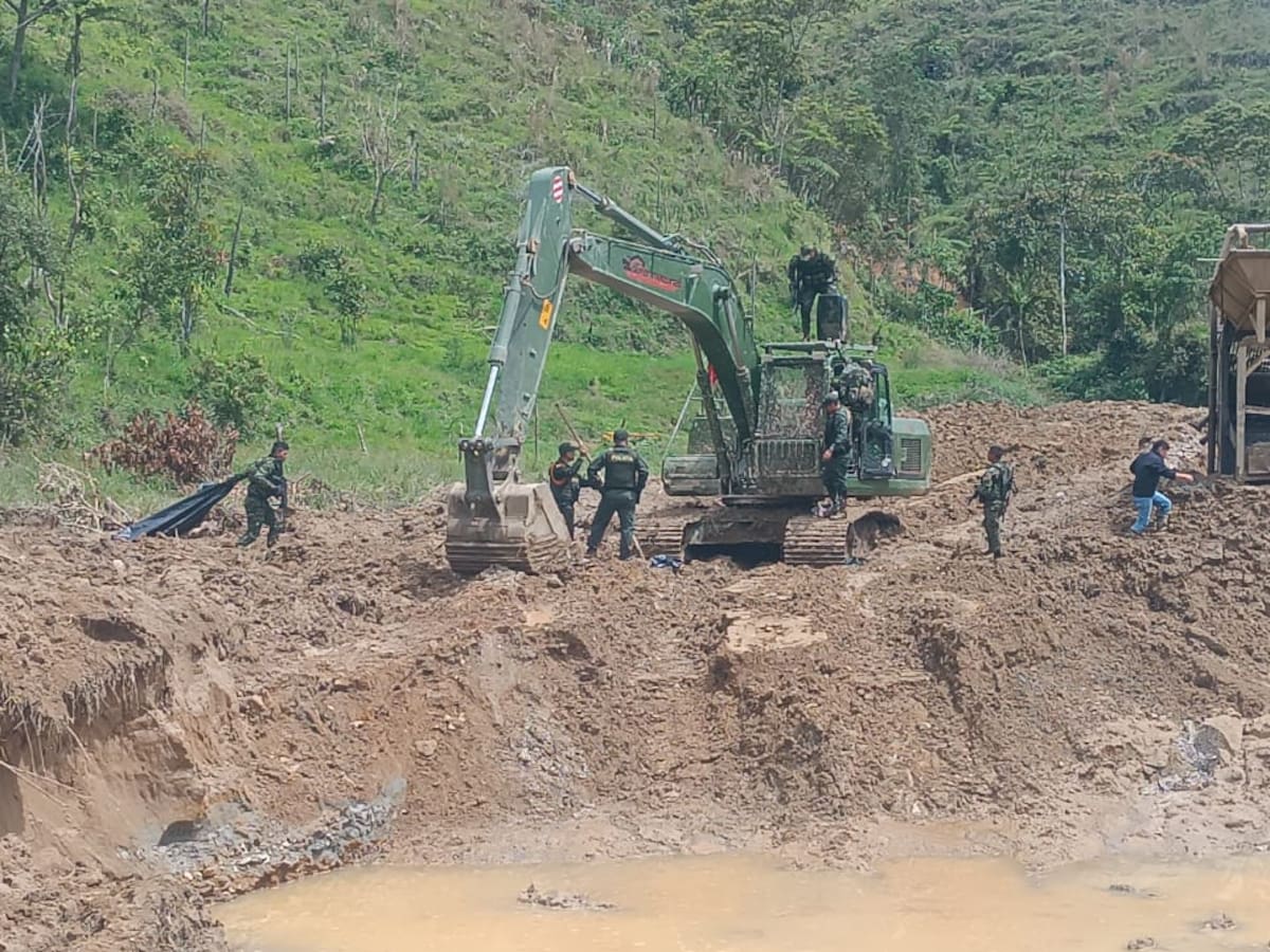 Golpe a la minería ilegal en Antioquia: seis capturados y maquinaria destruida