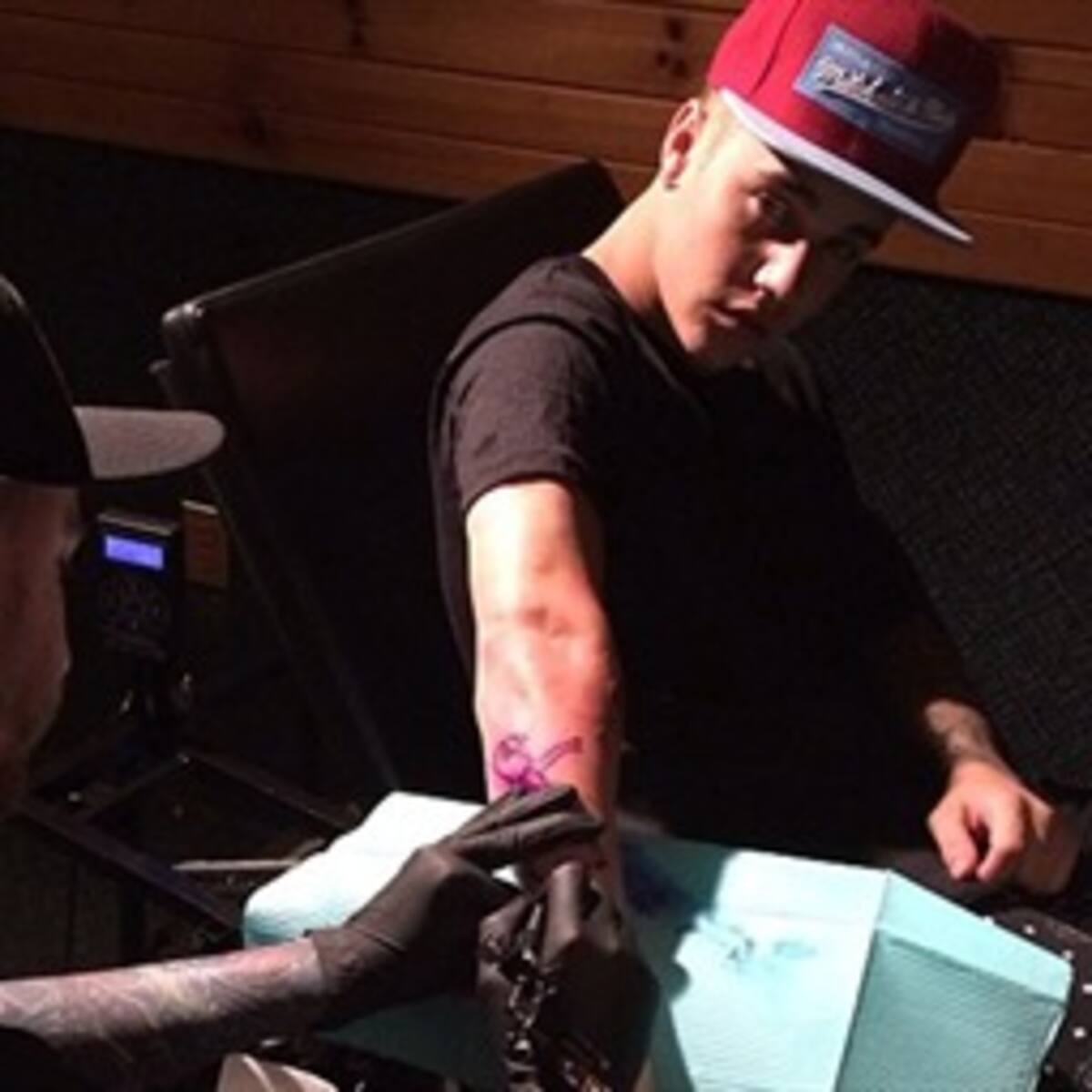 Justin Bieber se tatúa un diseño de Banksy