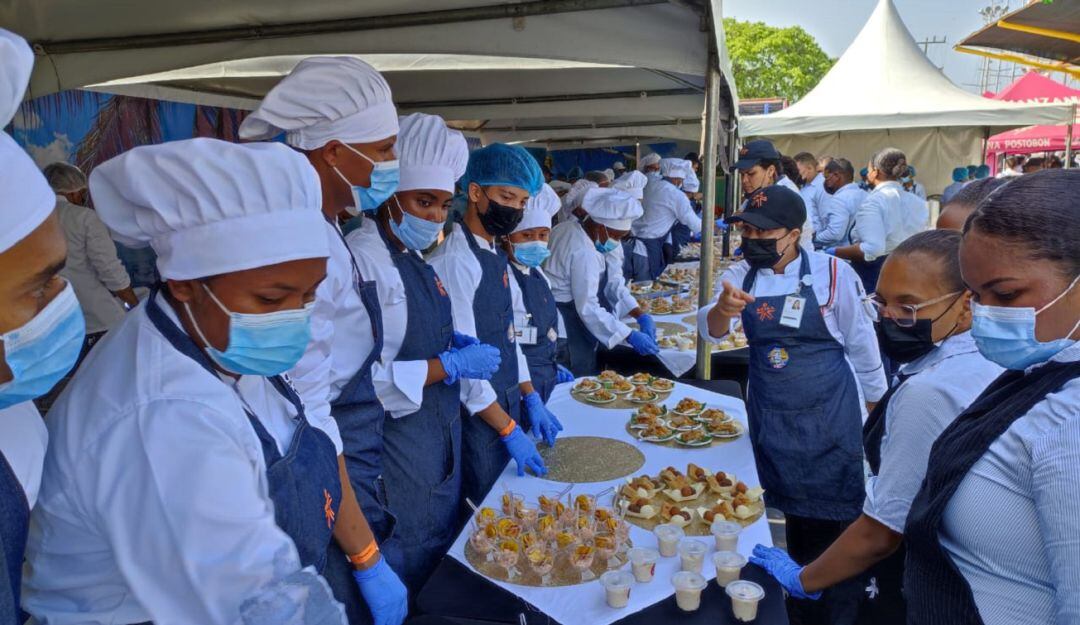 Aprendices e instructores de Hotelería y Turismo, prepararon 19 mil bocados para visitantes y tripulaciones de los buques participantes