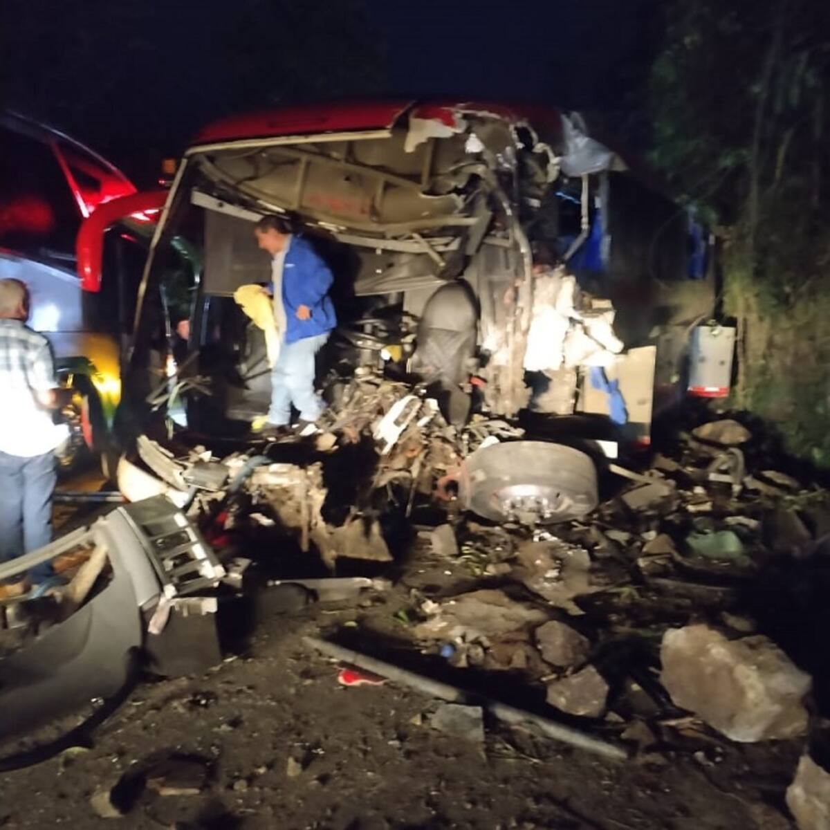 Dabeiba: un bus se volcó al esquivar un derrumbe, una joven falleció y tres más lesionados