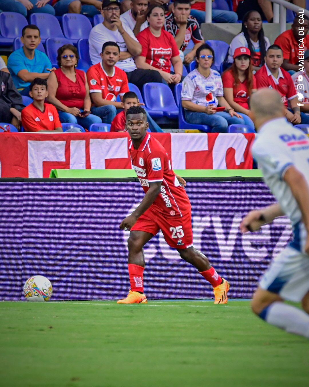 Carlos Darwin Quintero fue uno de los jugadores más activos en el ataque del América / Twitter: @AmericadeCali