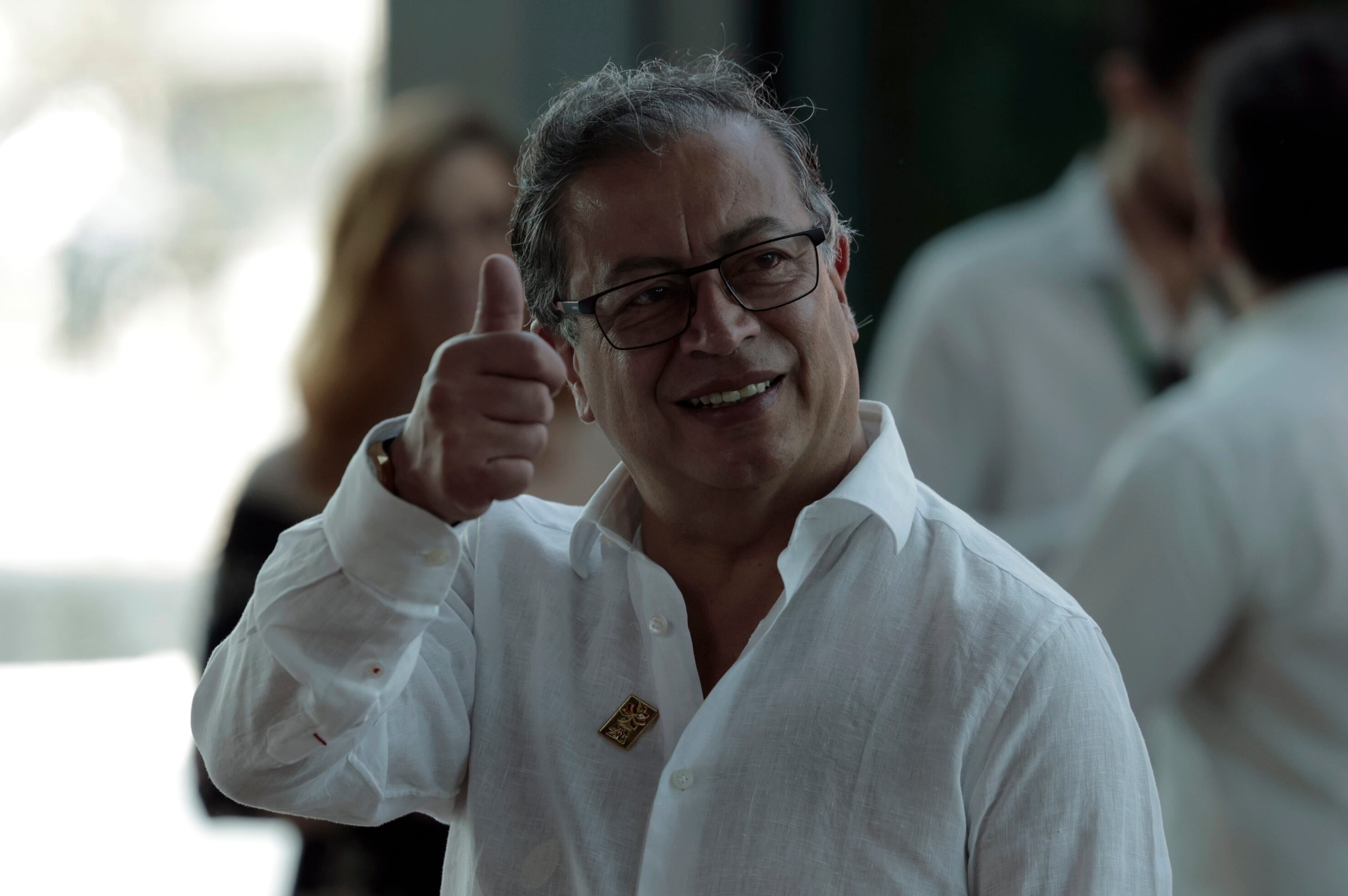 AME9008. BELÉM (BRASIL), 08/08/2023.- El presidente de Colombia, Gustavo Petro, saluda a su llegada para la Cumbre Amazónica hoy, en Belém (Brasil). La IV cumbre de los presidentes que integran el bioma amazónico arrancó este martes en la ciudad brasileña de Belém, donde discutirán sus propuestas para garantizar la supervivencia de la mayor selva tropical del planeta. EFE/ Antonio Lacerda