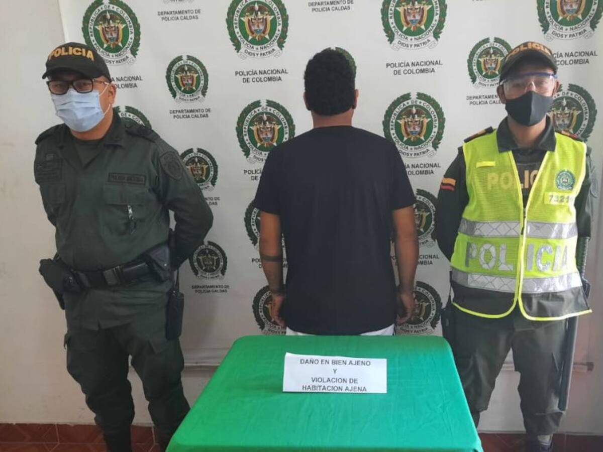 Rompió la puerta de la vivienda donde se escondía su compañera sentimental