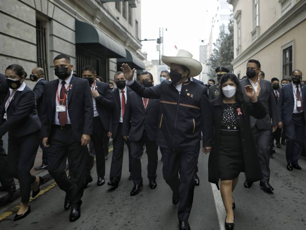 Castillo asumió como presidente de Perú con lucha COVID como prioridad