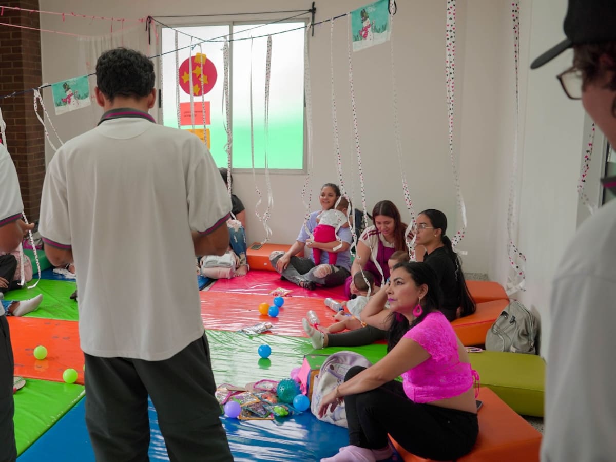 Unidades móviles en Antioquia brindan atención en empleo, educación y bienestar a 227 mil personas