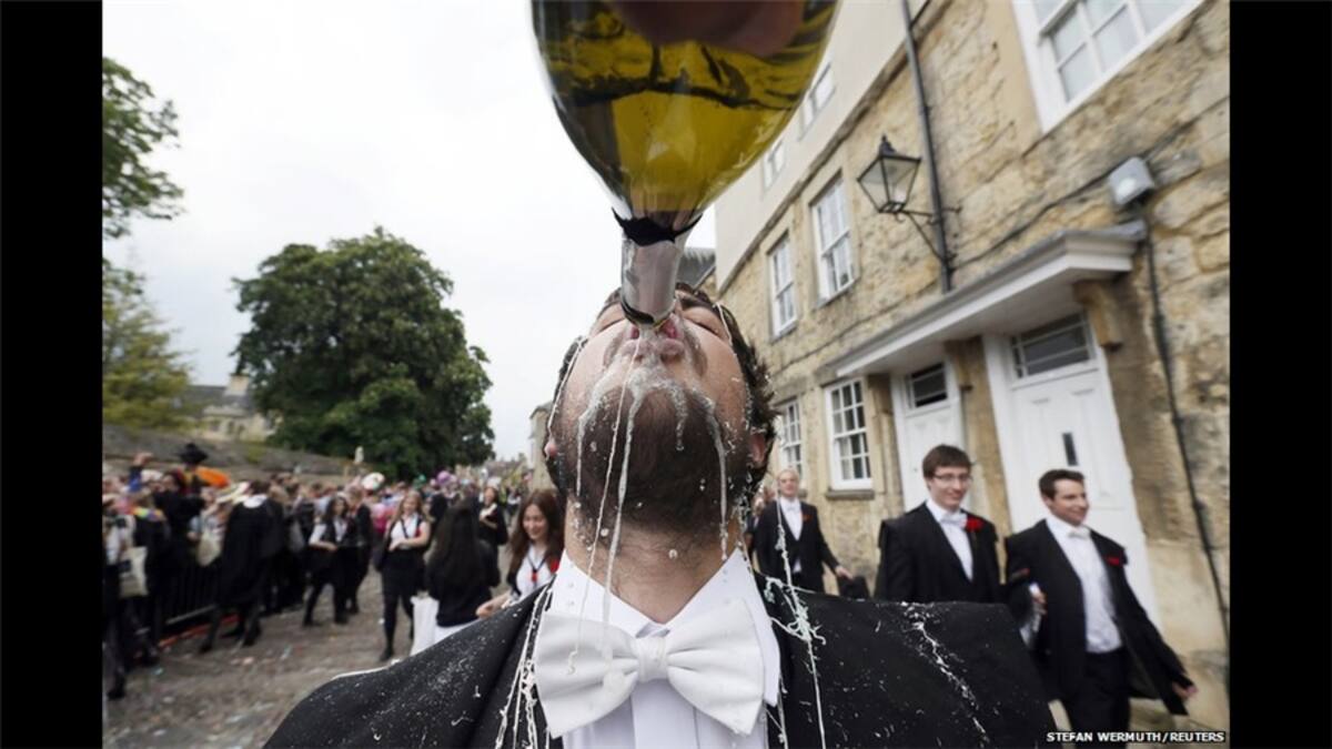 En esta foto tomada por Dave Benett se ve a la modelo Cara Delevingne y a las cantantes Ellie Goulding y Rita Ora durante la ceremonia de los Premios a las Mujeres Glamorosas del Año. La imagen obtuvo el Premio British Airways en la categoria de Moda y Entretenimiento.