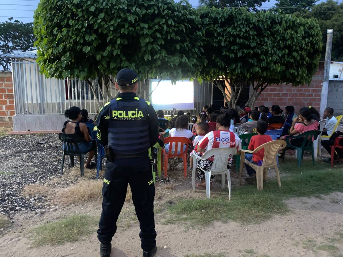 Policía de Bolívar lleva noches de cine a las poblaciones de Bolívar