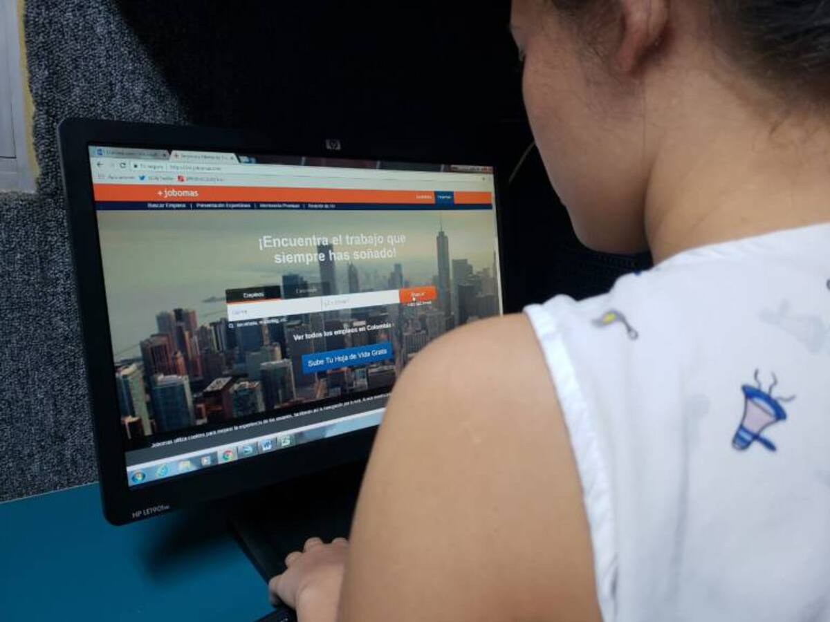 Estafan a personas que buscan empleo
