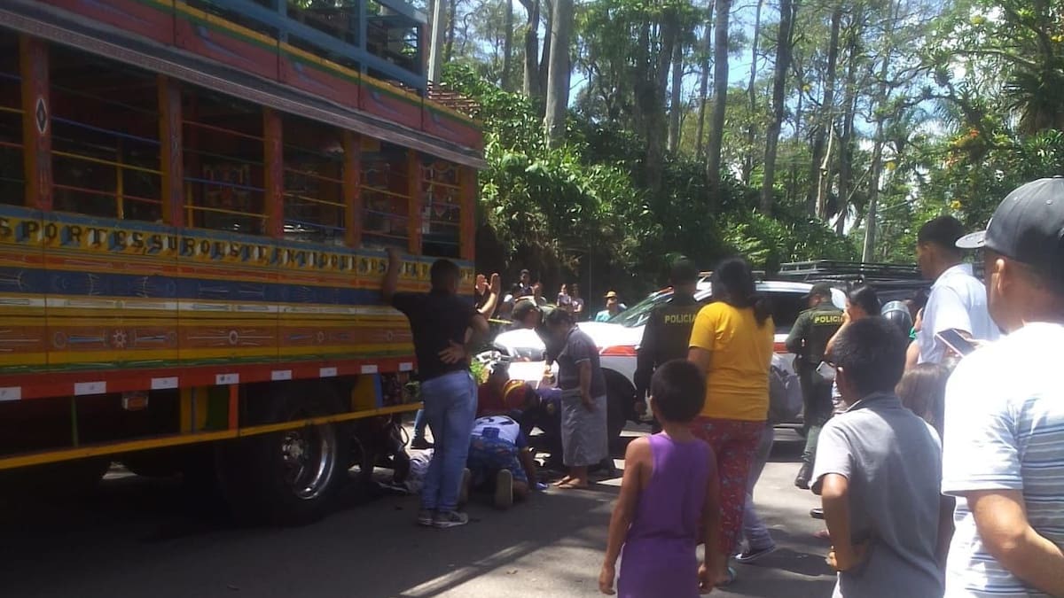 En Andes, dos menores de edad chocaron con una chiva y están gravemente heridos