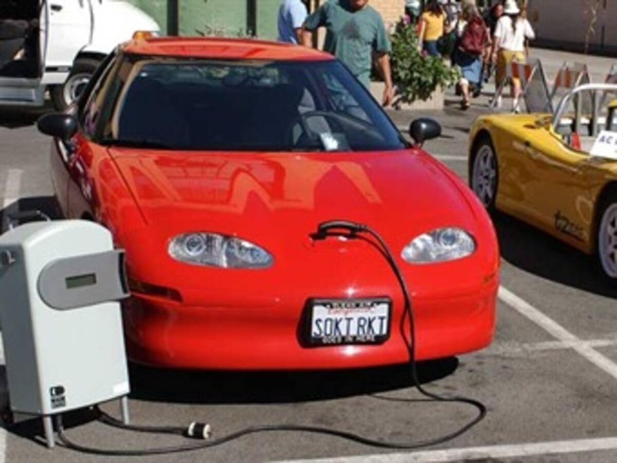 Presentan en la Cumbre Climática auto totalmente eléctrico