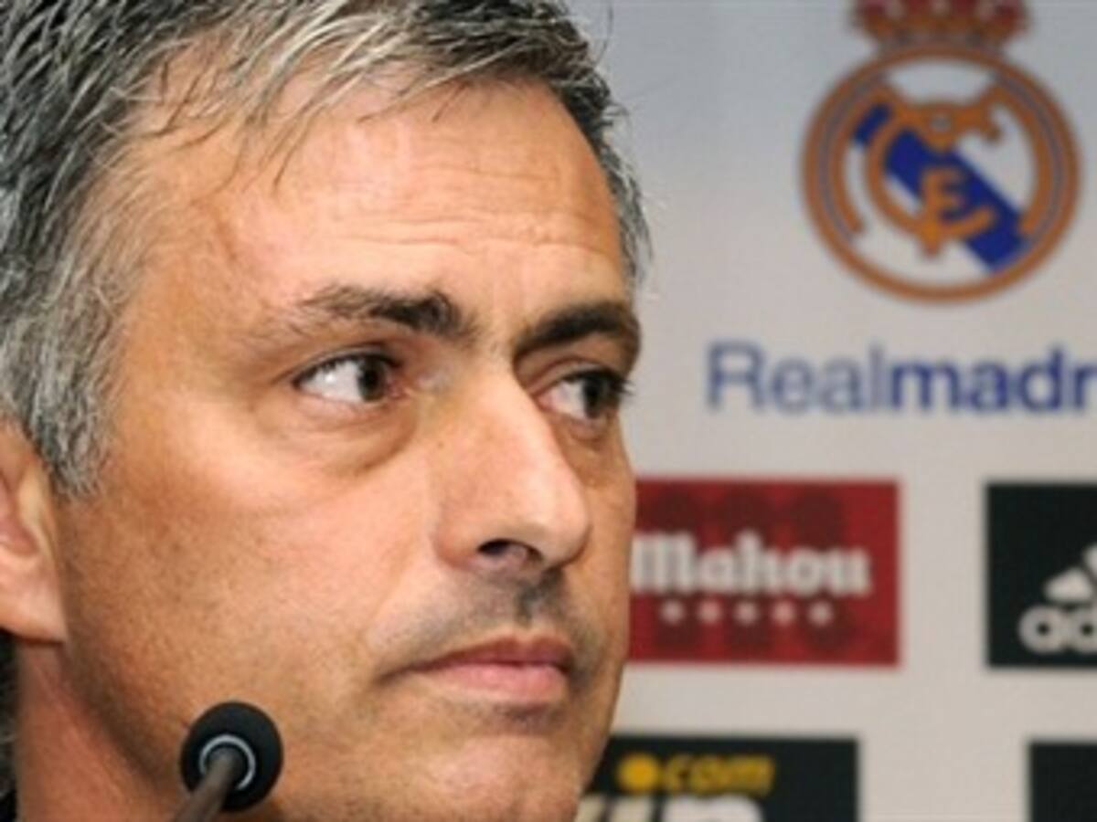 Mourinho: 'Sólo quién no me conoce puede soñar, inventar o creer que pueda irme ahora del Real Madrid'