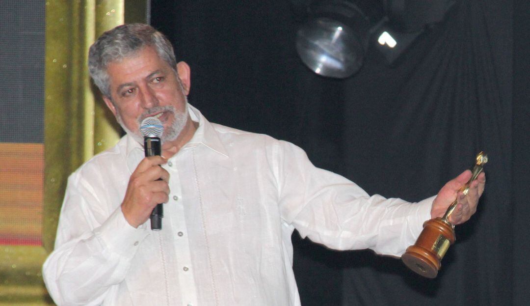 Ali Humar recibiendo una India Catalina en el festival de Cine y Televisión de Cartagena