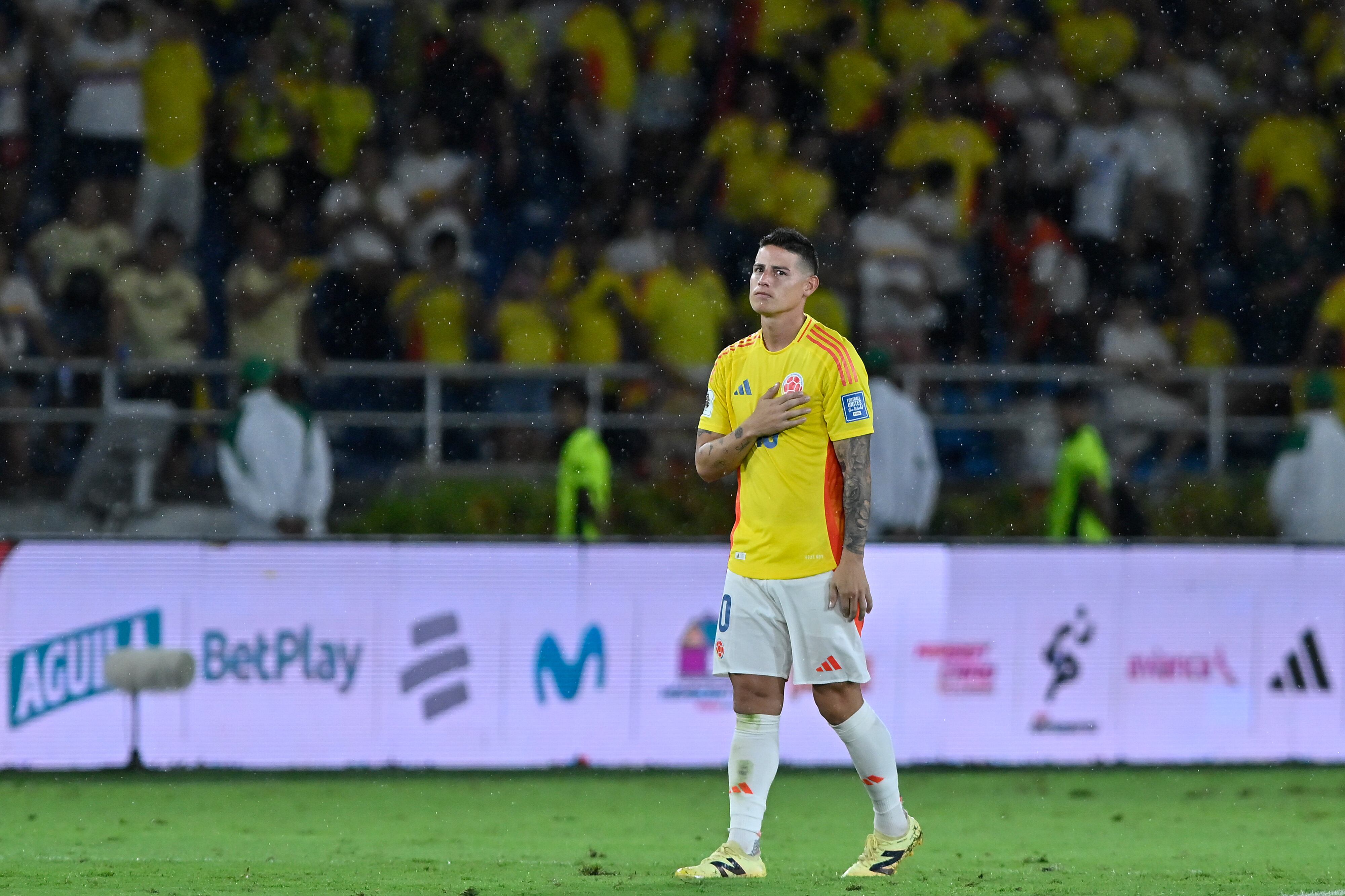 La curiosa y melancólica imagen de James Rodríguez al final del partido Colombia vs. Bolivia. (Photo by Gabriel Aponte/Getty Images)