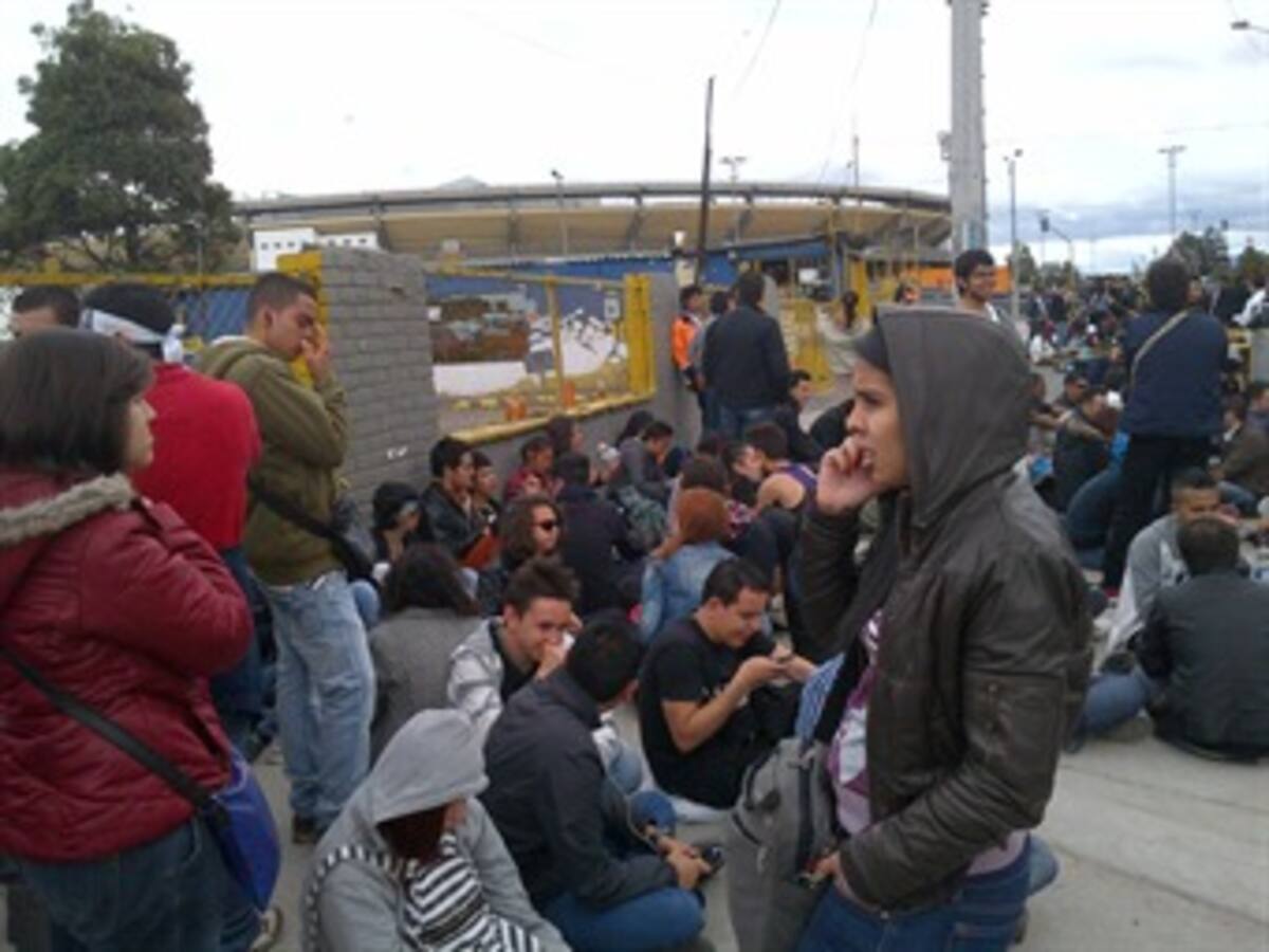 Miles de fans esperan para el inicio del concierto de Lady Gaga en los alrededores de El Campín