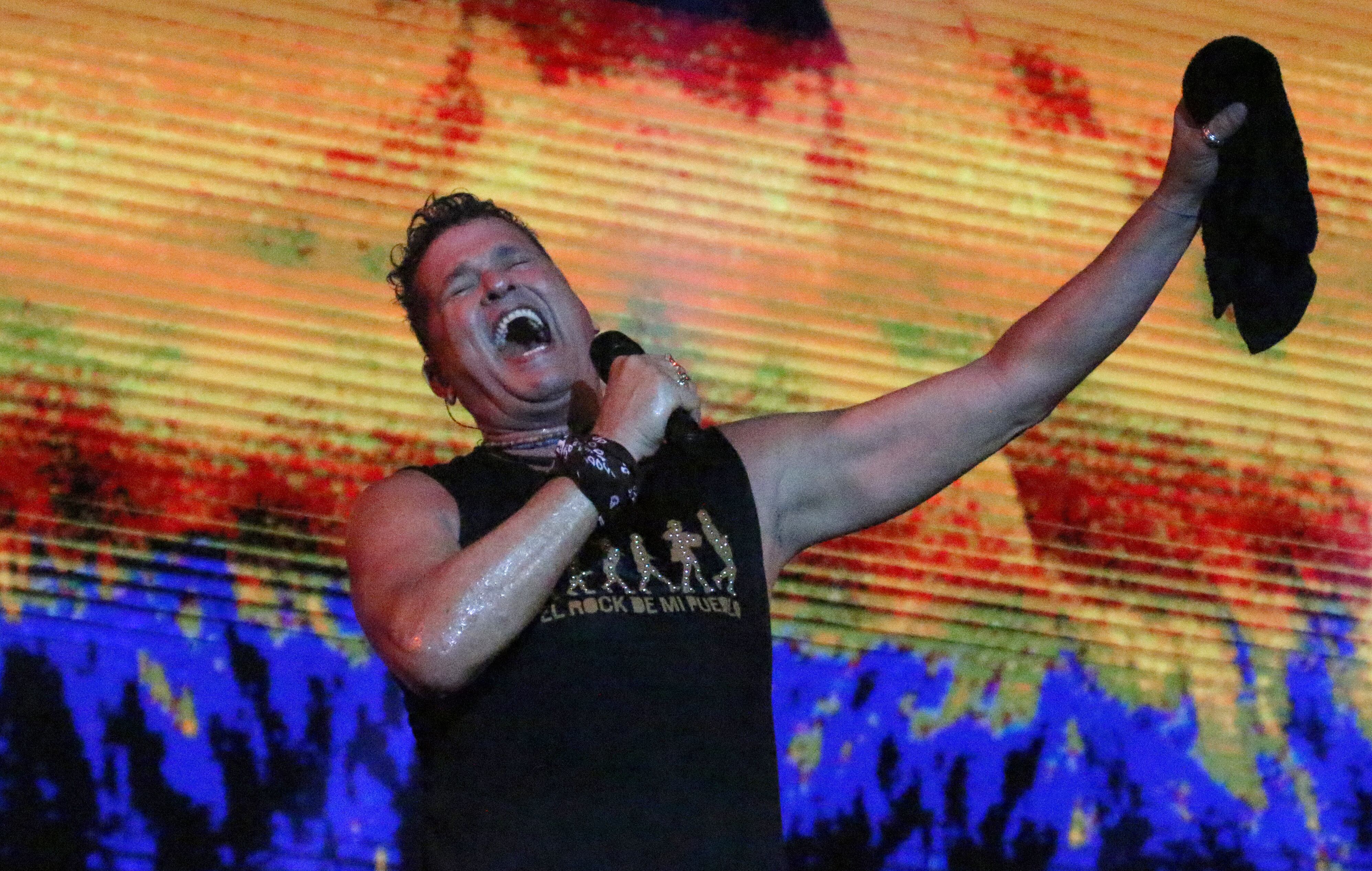 AME9617. MOMPOX (COLOMBIA), 14/09/2024.- El cantante colombiano Carlos Vives participa en la décima edición del Festival de Jazz de Mompox, el pasado viernes en Mompox (Colombia). El Festival de Jazz de Mompox, en el norte de Colombia, tuvo un énfasis vallenato en la noche del viernes con un concierto de Carlos Vives, que llenó la plaza con su música y energía. EFE/ Eva García