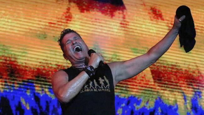 AME9617. MOMPOX (COLOMBIA), 14/09/2024.- El cantante colombiano Carlos Vives participa en la décima edición del Festival de Jazz de Mompox, el pasado viernes en Mompox (Colombia). El Festival de Jazz de Mompox, en el norte de Colombia, tuvo un énfasis vallenato en la noche del viernes con un concierto de Carlos Vives, que llenó la plaza con su música y energía. EFE/ Eva García