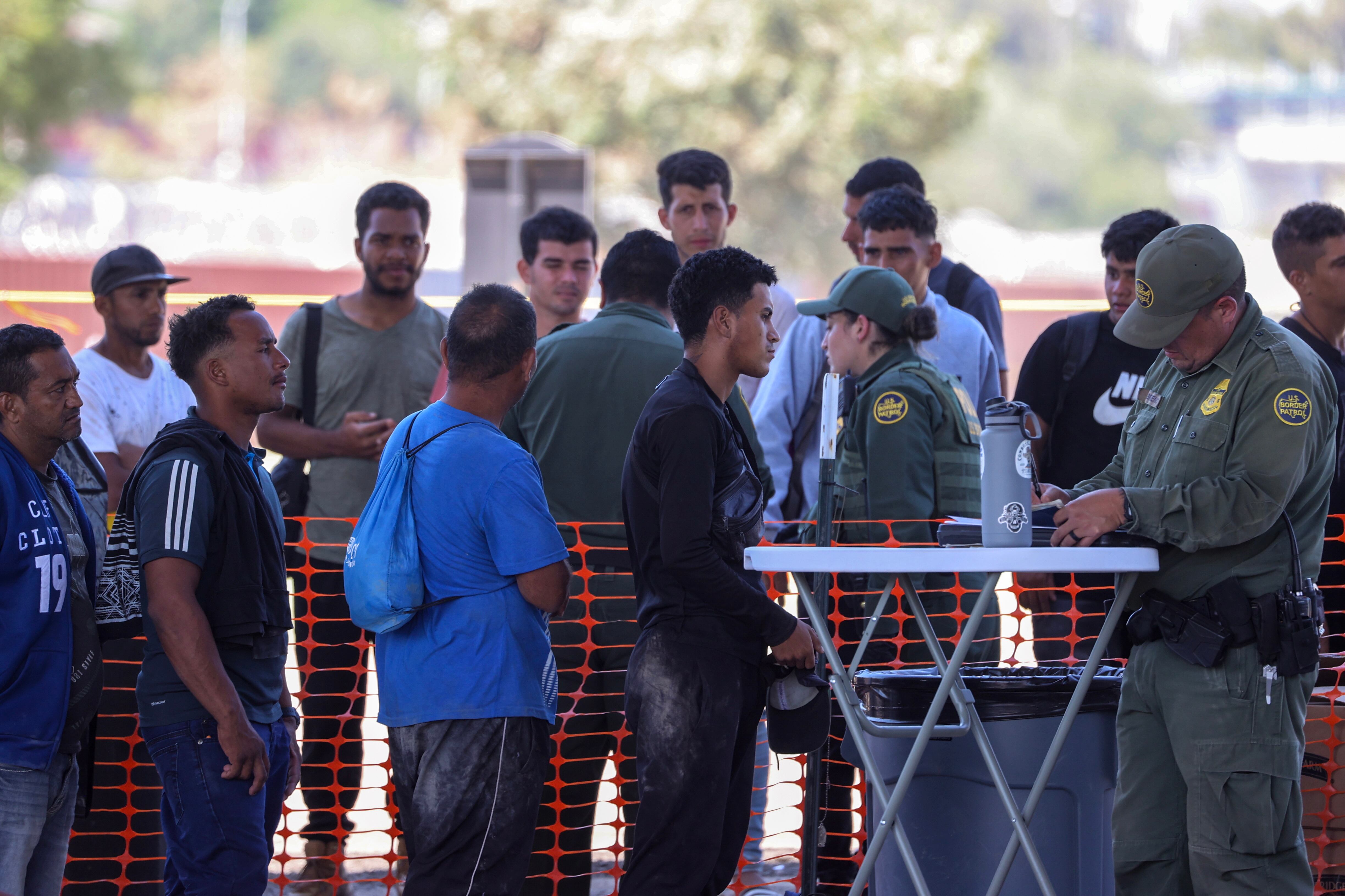 Eagle Pass (United States), 21/09/2023.- Migrants line up to talk with Border Patrol Agents to give them paperwork at Shelby Par in Eagle Pass, Texas, USA, 21 September 2023. The Mayor of Eagle Pass, Rolando Salinas Jr. on 19 September declared a 'local state of disaster' in an emergency declaration issued after over a thousand migrants had crossed the border. About 3,000 migrants crossed into Eagle Pass on 20 September and another 3,000 are on track to enter on 21 September, according to the U.S. Representative Tony Gonzales. EFE/EPA/ADAM DAVIS