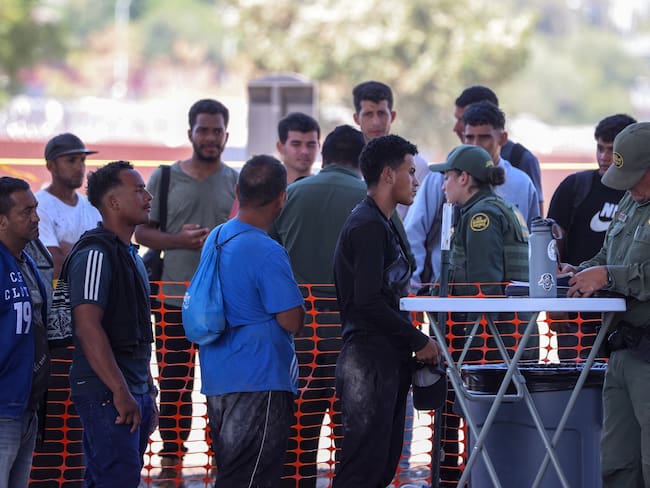 Eagle Pass (United States), 21/09/2023.- Migrants line up to talk with Border Patrol Agents to give them paperwork at Shelby Par in Eagle Pass, Texas, USA, 21 September 2023. The Mayor of Eagle Pass, Rolando Salinas Jr. on 19 September declared a 'local state of disaster' in an emergency declaration issued after over a thousand migrants had crossed the border. About 3,000 migrants crossed into Eagle Pass on 20 September and another 3,000 are on track to enter on 21 September, according to the U.S. Representative Tony Gonzales. EFE/EPA/ADAM DAVIS
