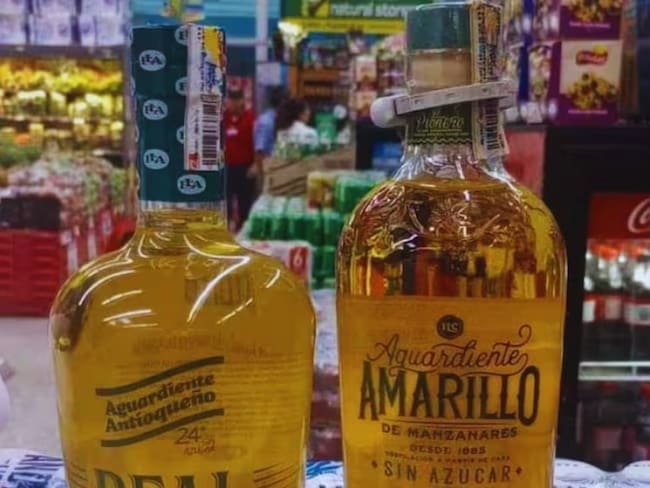 Comparativo de las botellas de los aguardientes amarillos de dos licoreras. Fotografía suministrada