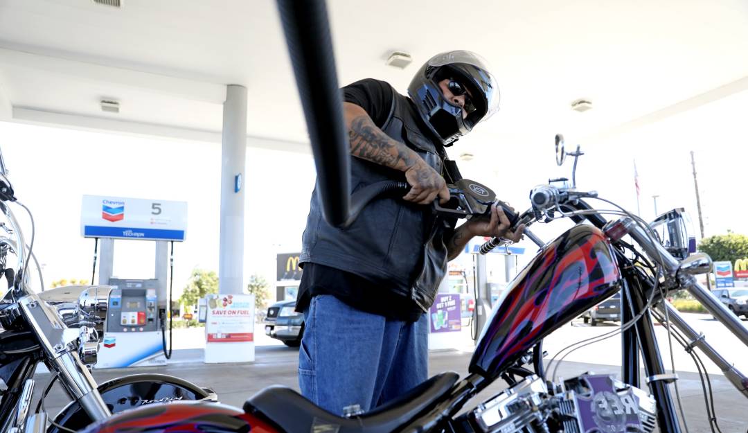 Cae el precio de la gasolina en EE.UU. por debajo de $4 dólares el galón. Foto: Getty