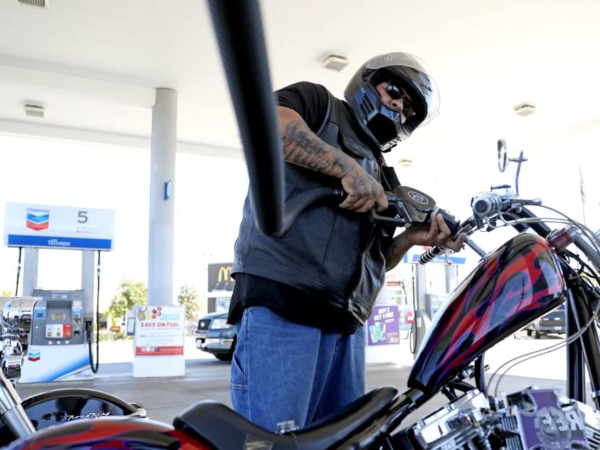Cae el precio de la gasolina en EE.UU. por debajo de $4 dólares el galón