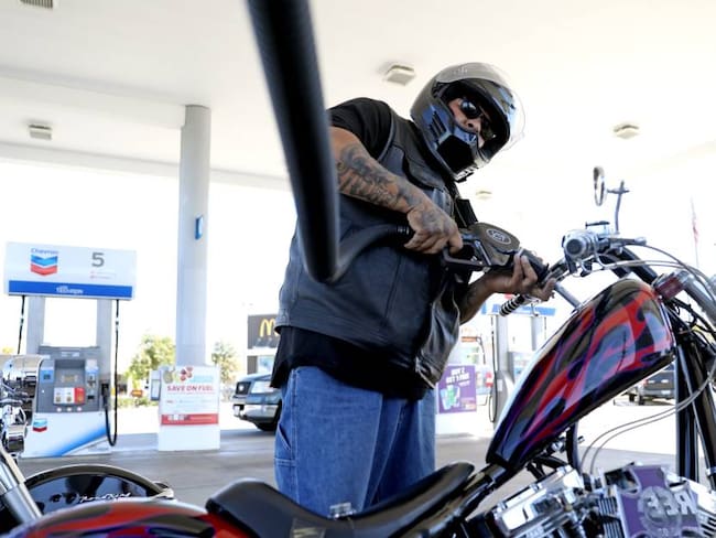 Cae el precio de la gasolina en EE.UU. por debajo de $4 dólares el galón. Foto: Getty