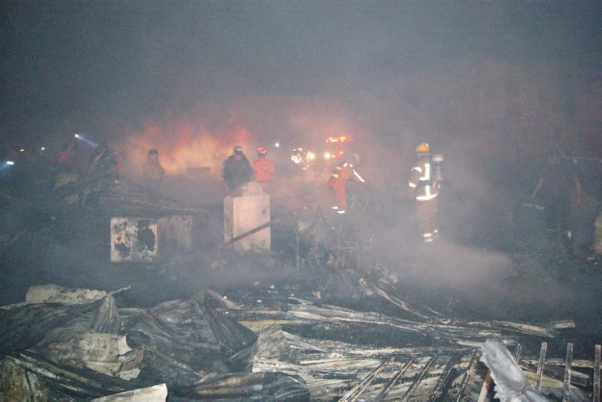 Luego de un gran incendio un barrio de invasión en Popayán quedo en cenizas.