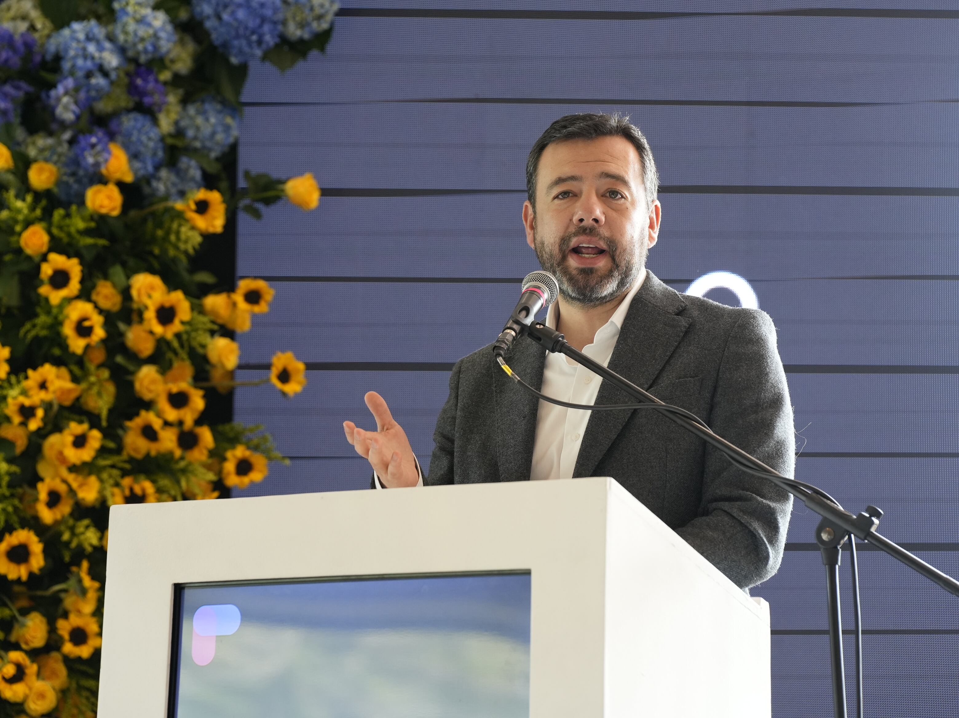 "En septiembre de 2025 llegará el primer tren del metro a Bogotá y, a partir de ese momento, cada mes arribarán nuevos trenes hasta completar los 30 que integrarán la flota. Este avance es fundamental para que en 2027 se inicien las pruebas operativas de 5,7 kilómetros del viaducto, y que en adelante, los 24 kilómetros y 16 estaciones del metro entren en operación", aseguró Carlos Fernando Galán, alcalde de Bogotá. I Foto: Caracol Radio