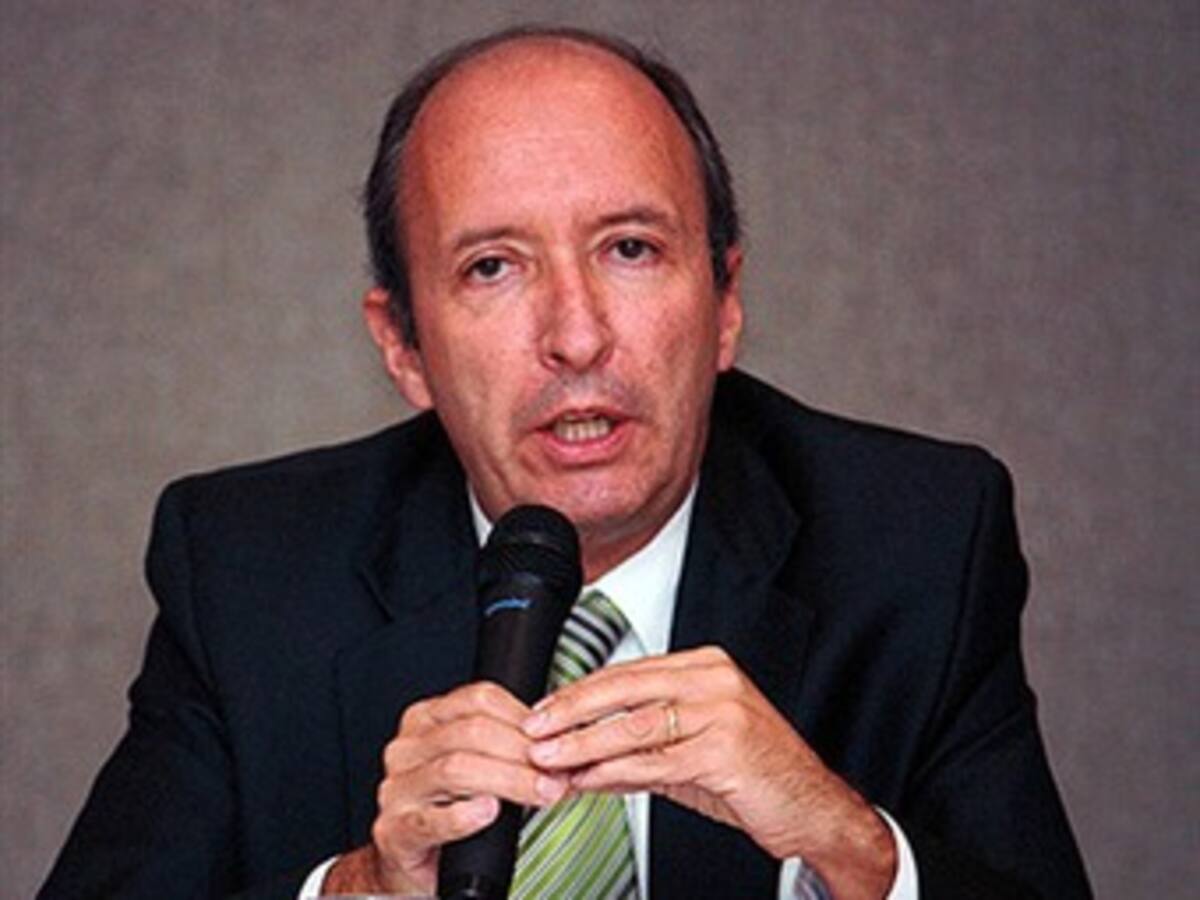 Para ampliar periodo presidencial debe reformarse la Constitución: Juan Manuel Charry