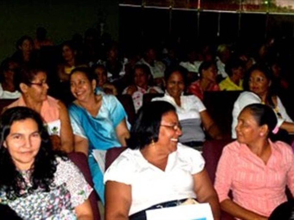 Gobierno anuncia pensión y subsidios en servicios públicos para 77 mil madres comunitarias