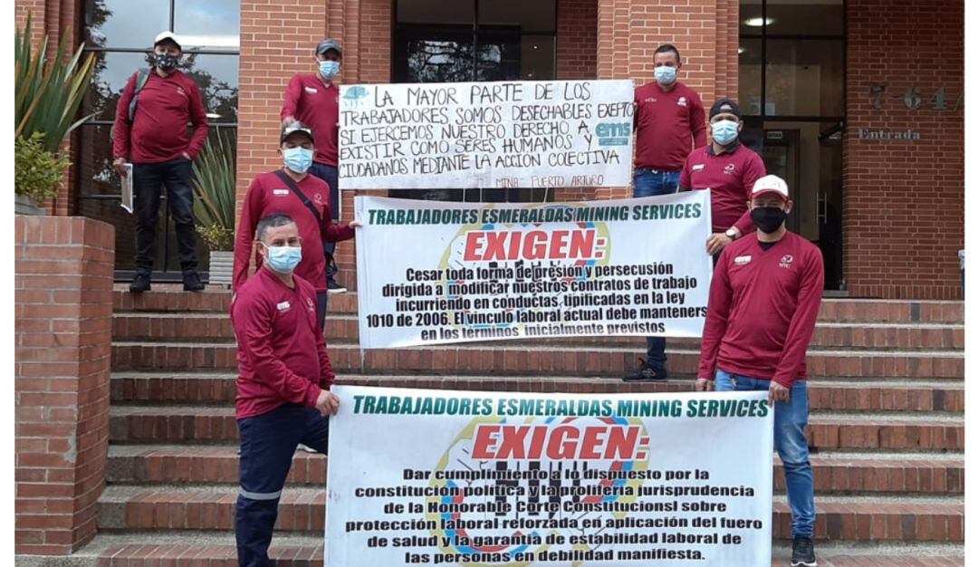 Trabajadores protestan frente a la empresa Esmeraldas Mining Services.