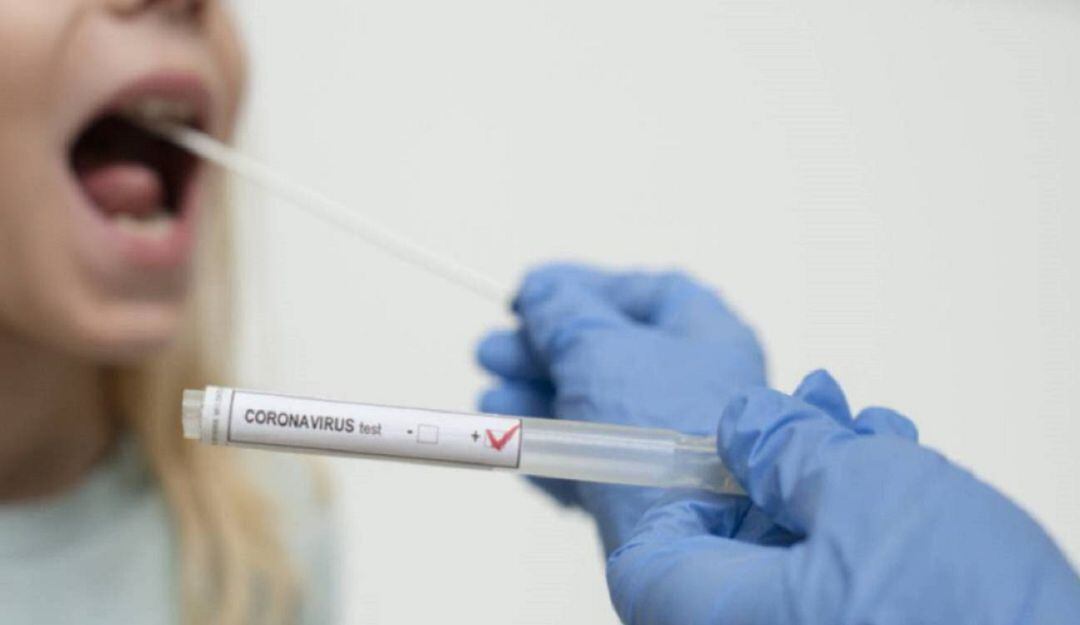 Mujer realizando prueba COVID - Getty Images