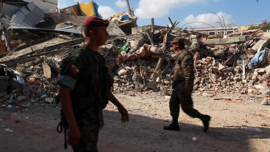 Soldados ecuatorianos caminan cerca de la estructura de un hotel desplomado tras el sismo de 7,8 grados que sacudió al país el pasado sábado 16 de abril. Foto: Agencia EFE